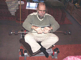 Stab waagrecht vor dem Oberkörper schwingen auf dem Posturomed sitzend